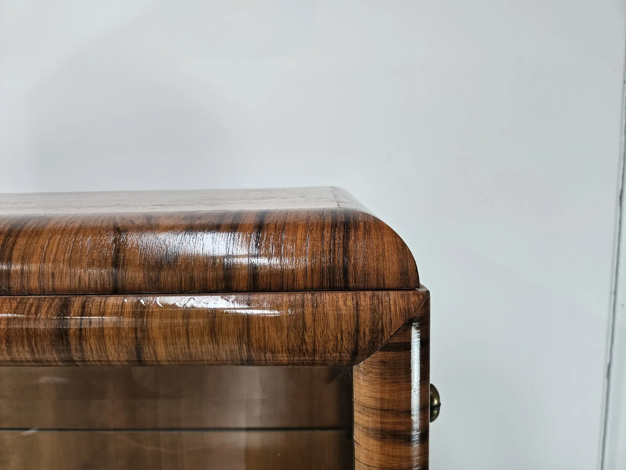 French Art Decò display cabinet from the 1940s in walnut