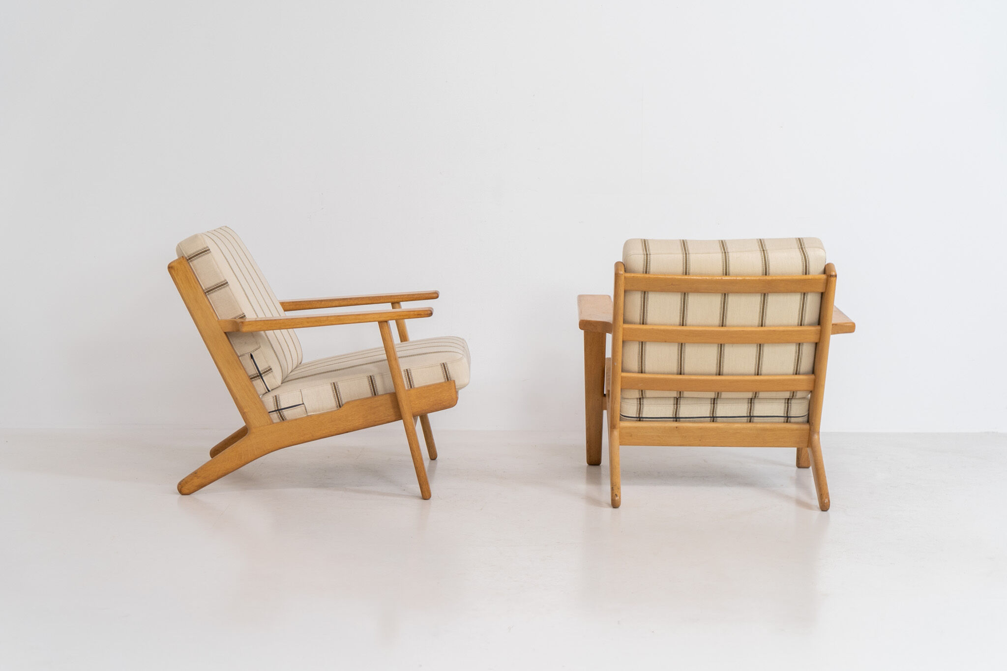 Pair of first-generation GE-290 lounge chairs designed by Hans J. Wegner.