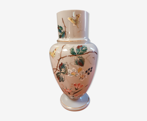 Vase opaline émaillée papillon