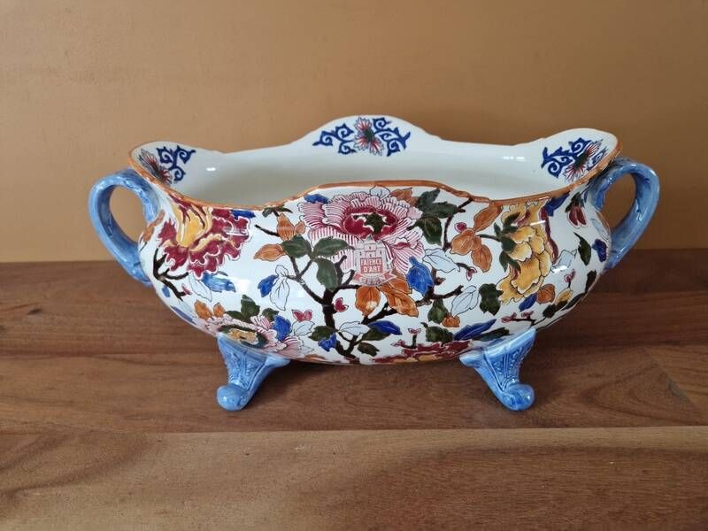 Important ceramic planter from Gien, Peonies model, 1980.