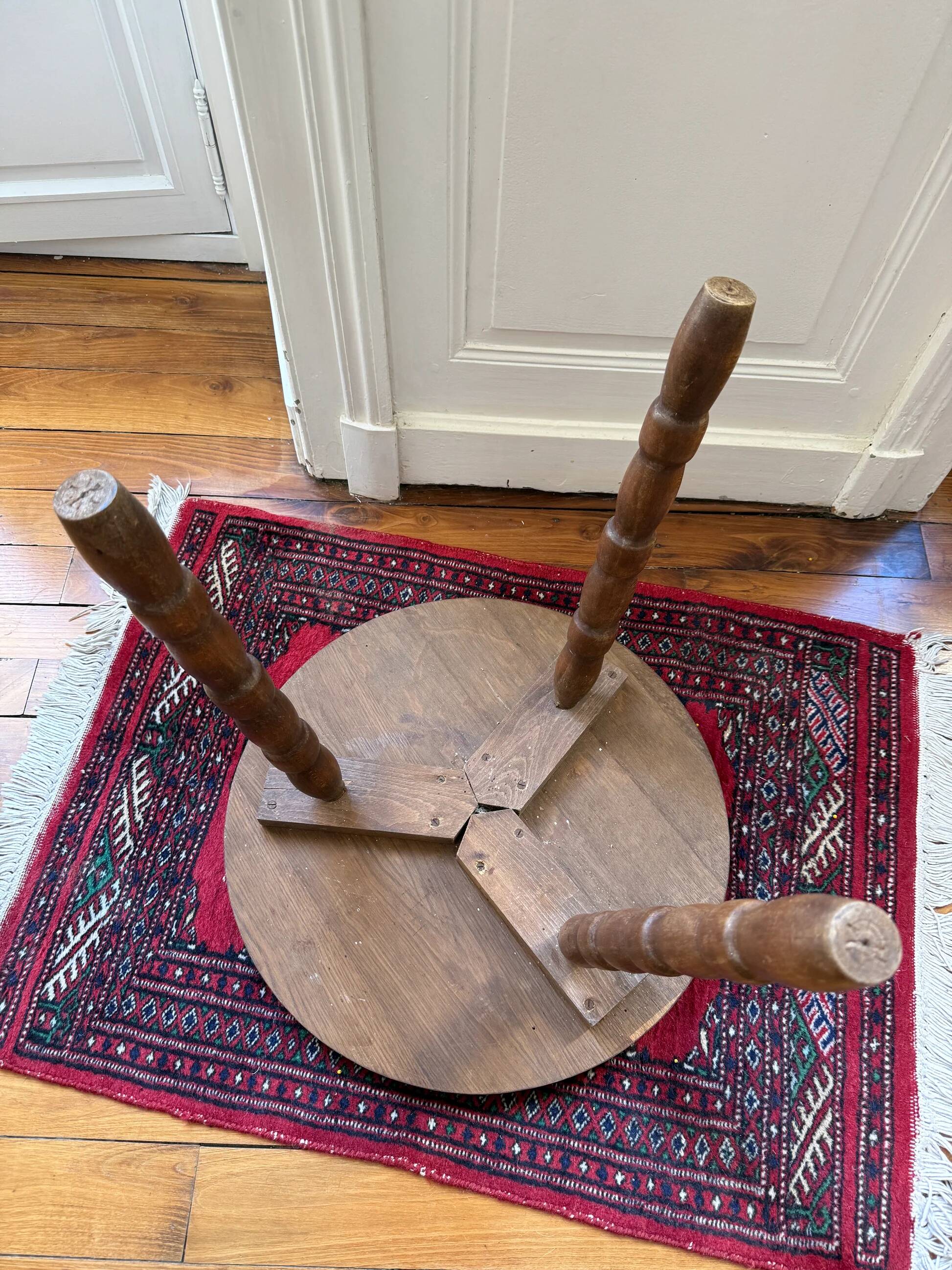Tripod side table in wood - brutalist style