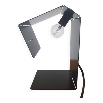 Lampe en tôle pliée