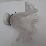 Wall light at 45° and its very elaborate frosted glass tulip
