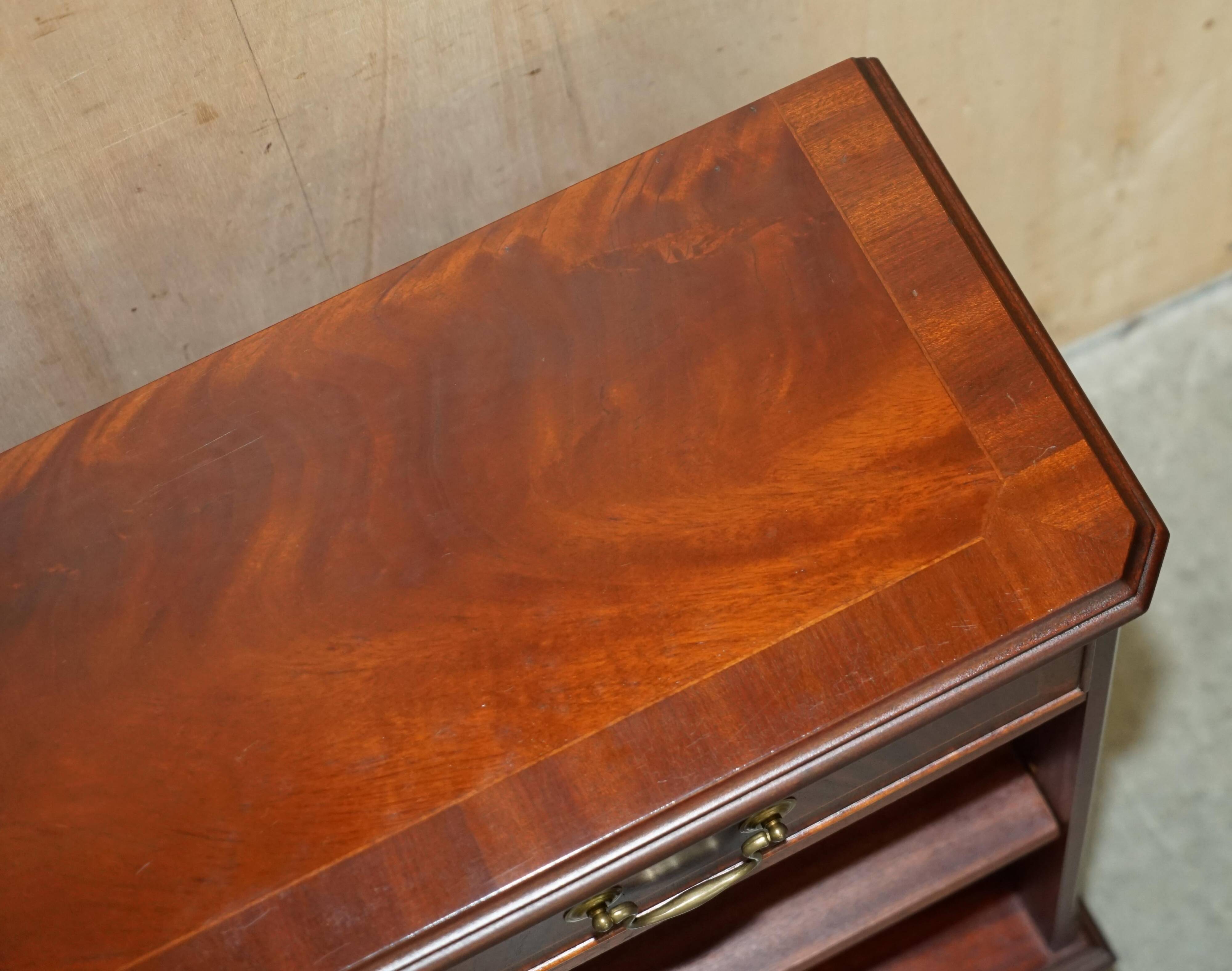 Bibliothèque ouverte naine vintage en bois dur avec deux tiroirs