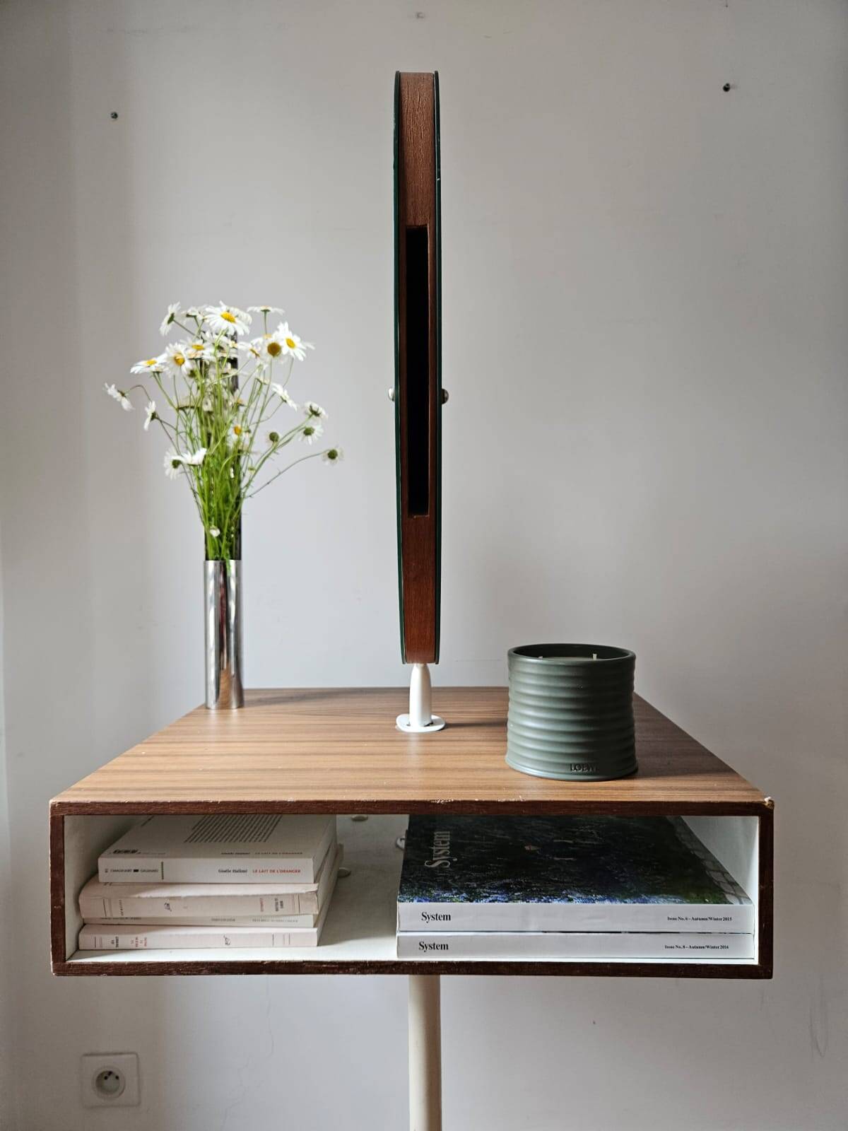 Coiffeuse en bois de style mid-century des années 1960 avec miroir pivotant.