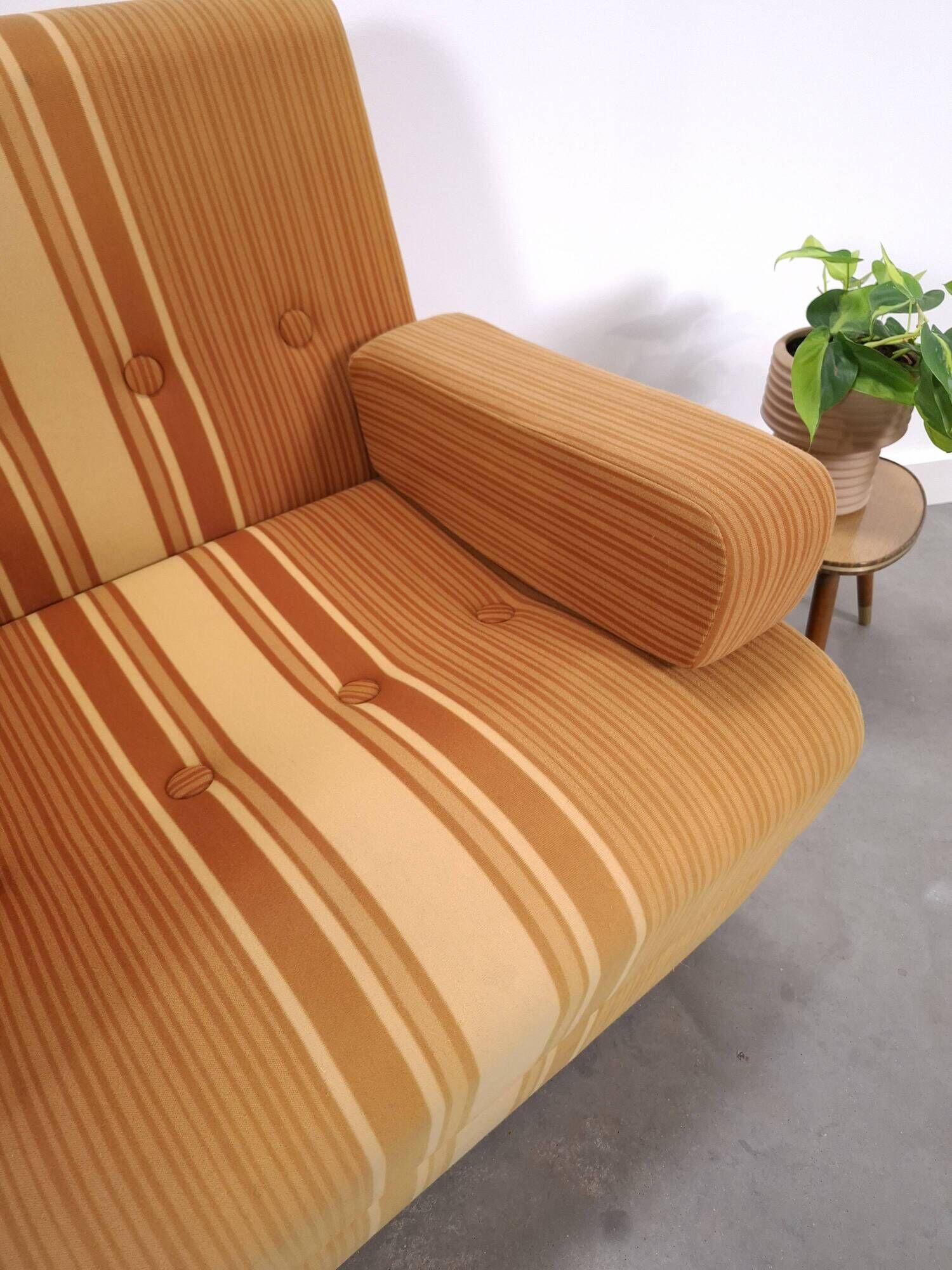 1970s retractable lounge chair in brown stripes with chrome tube frame.