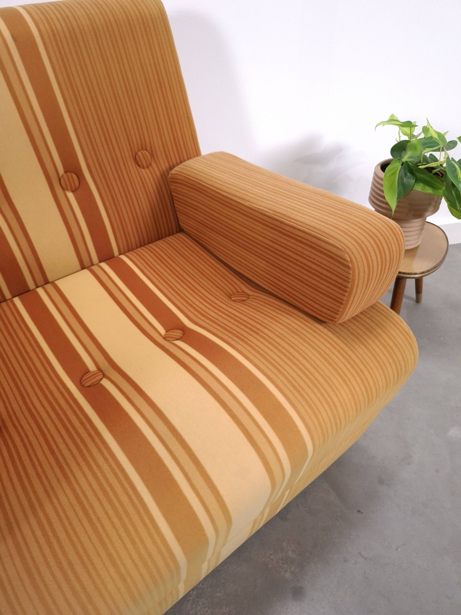 Jaren 70 uittrekbare lounge fauteuil bruin gestreept met Chromen buisframe