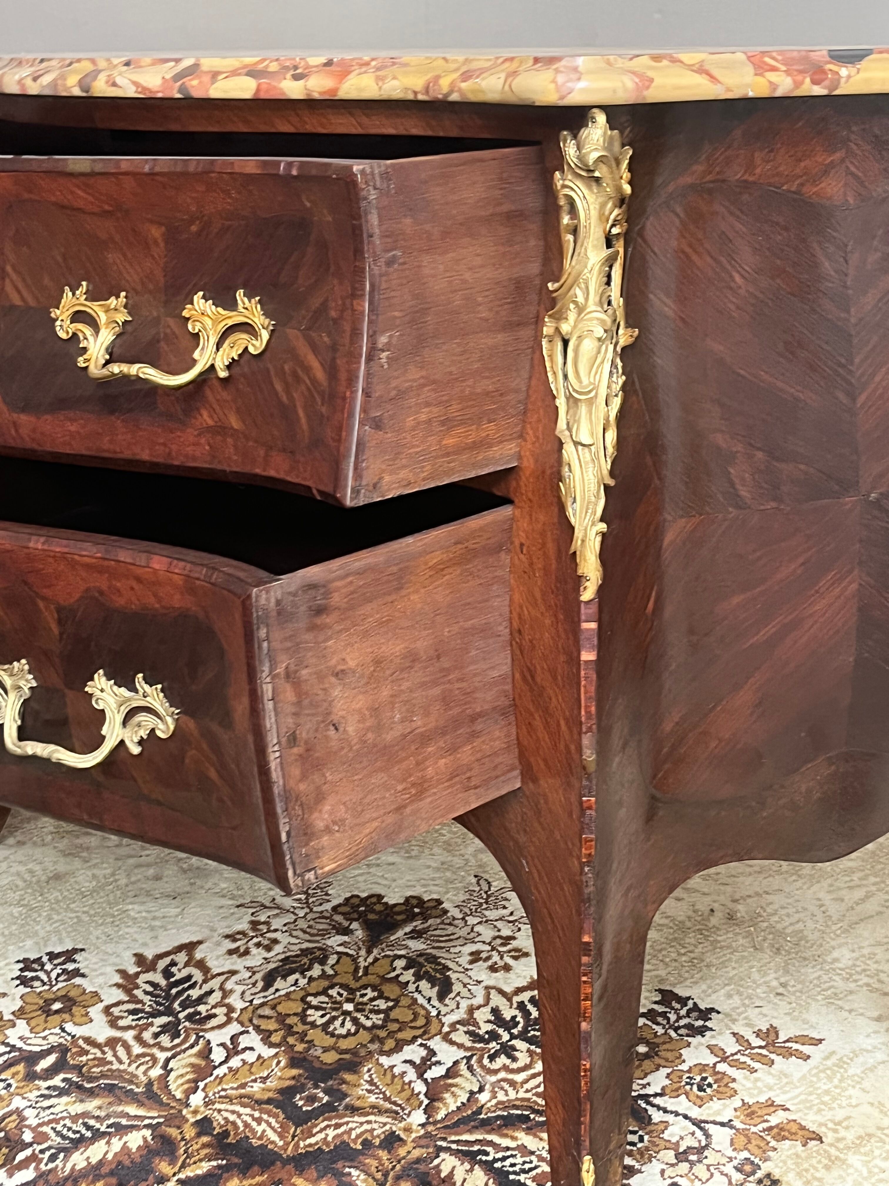 Curved rosewood chest of drawers from the Napoleon III period