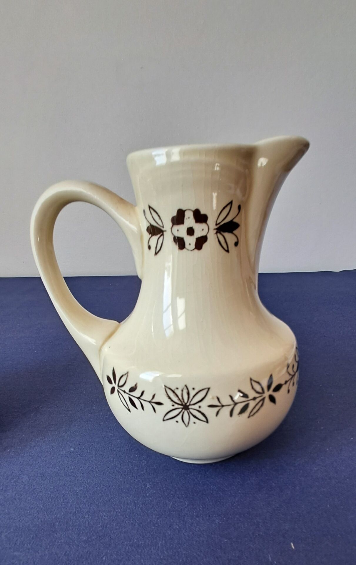 Jug and sugar bowl from Valenciennes by the Gien pottery. Vintage.