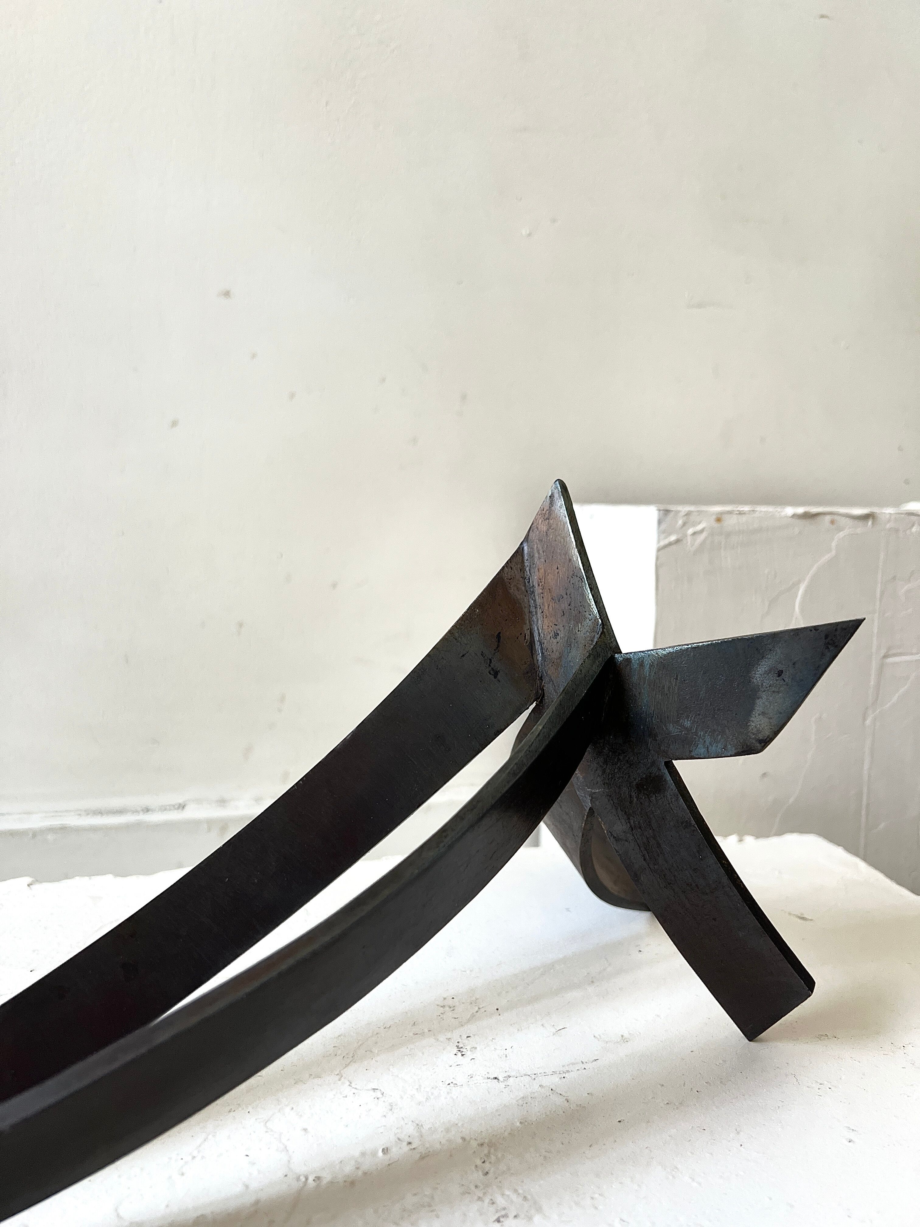 Sculpture abstraite en bronze veritable et signée, modernisme 1970
