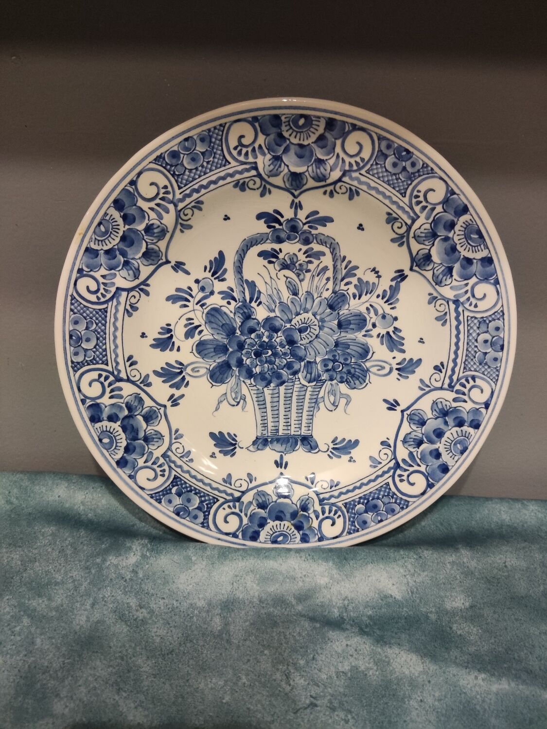 Delft plate with flower decoration