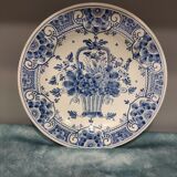 Delft plate with flower decoration