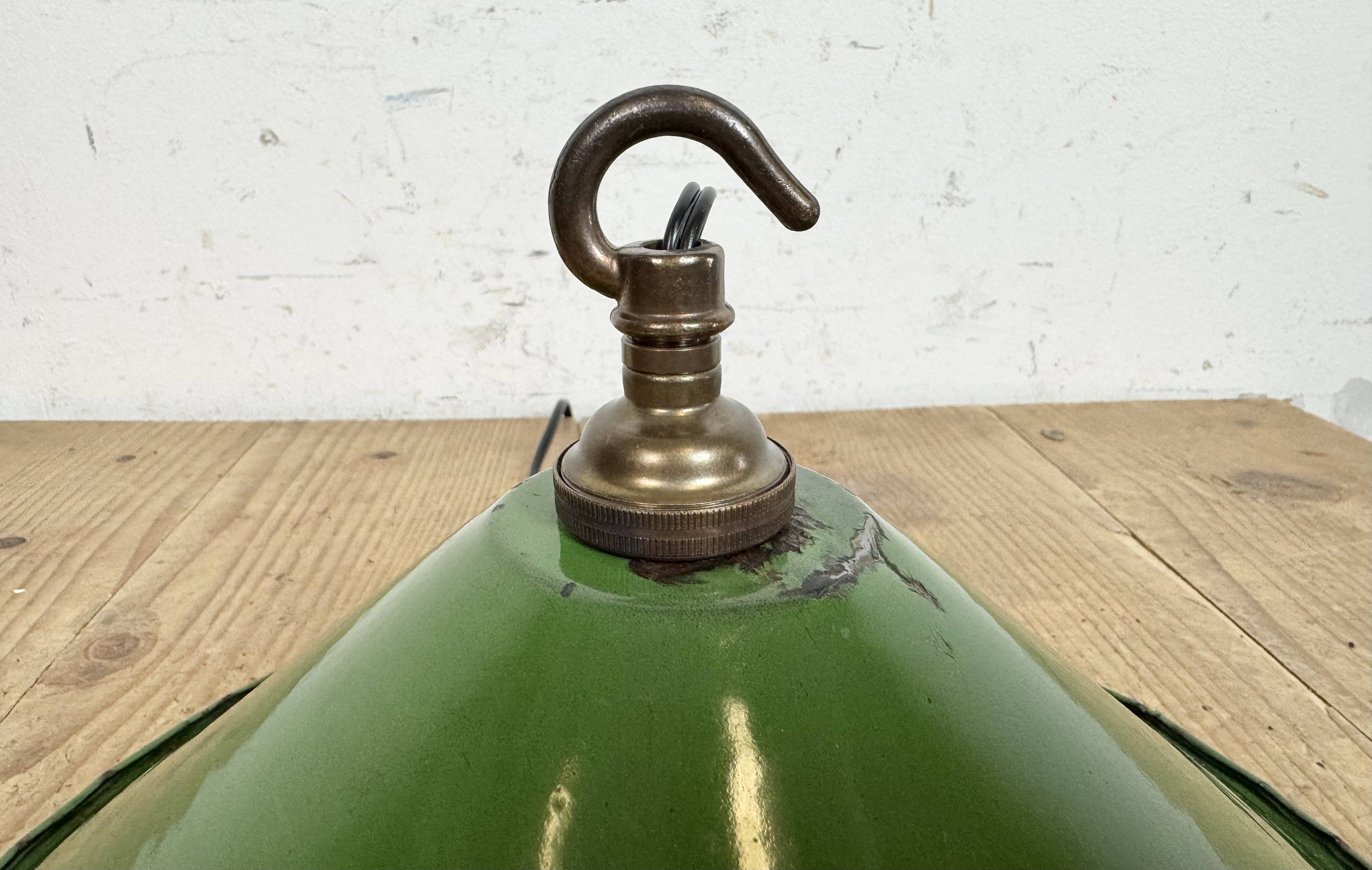 Suspension industrielle britannique en émail vert, années 1950