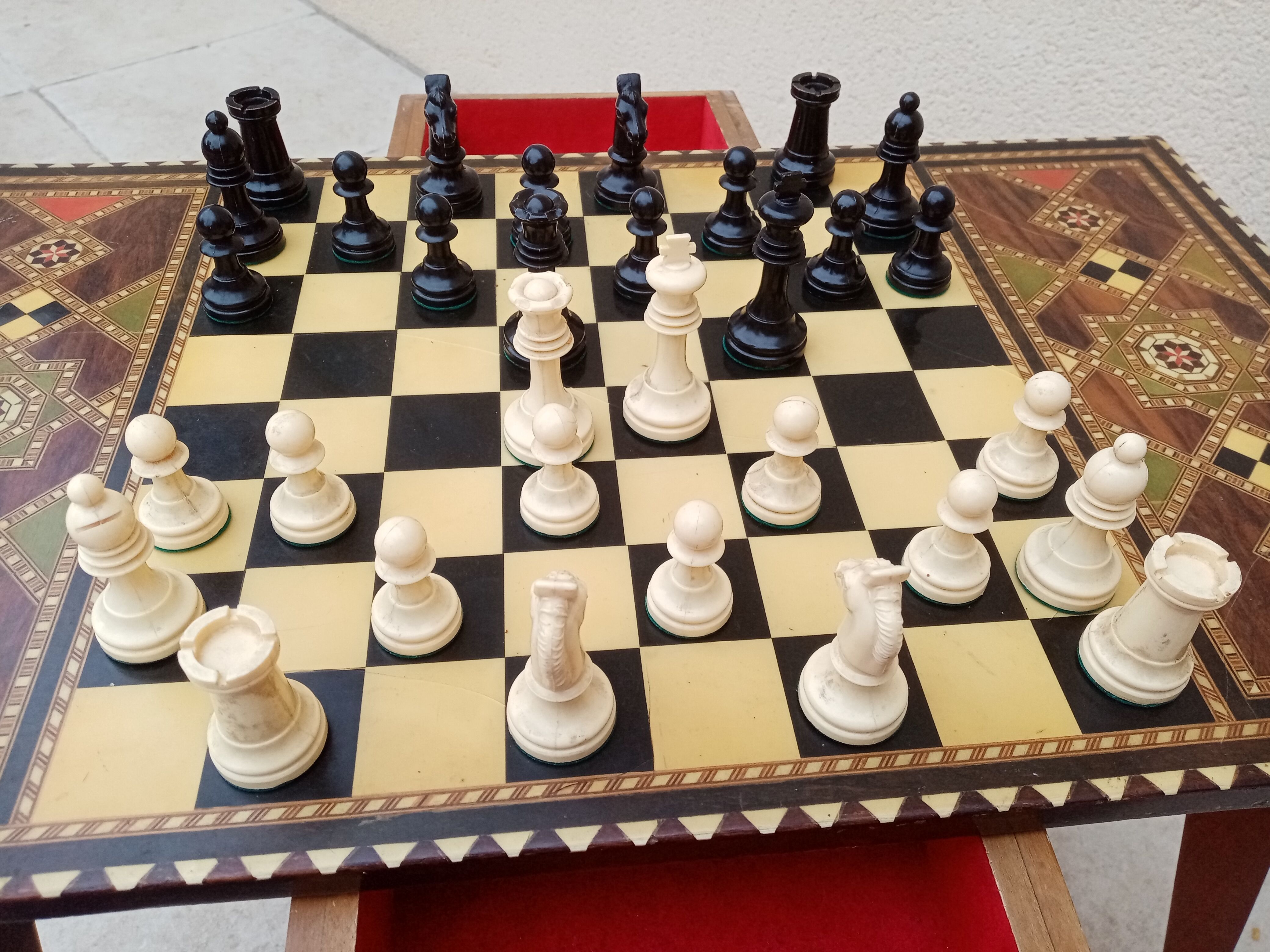 Table D'échecs Ancienne – Bois Massif – 70x70 Cm – Poignées Laiton – Intérieur