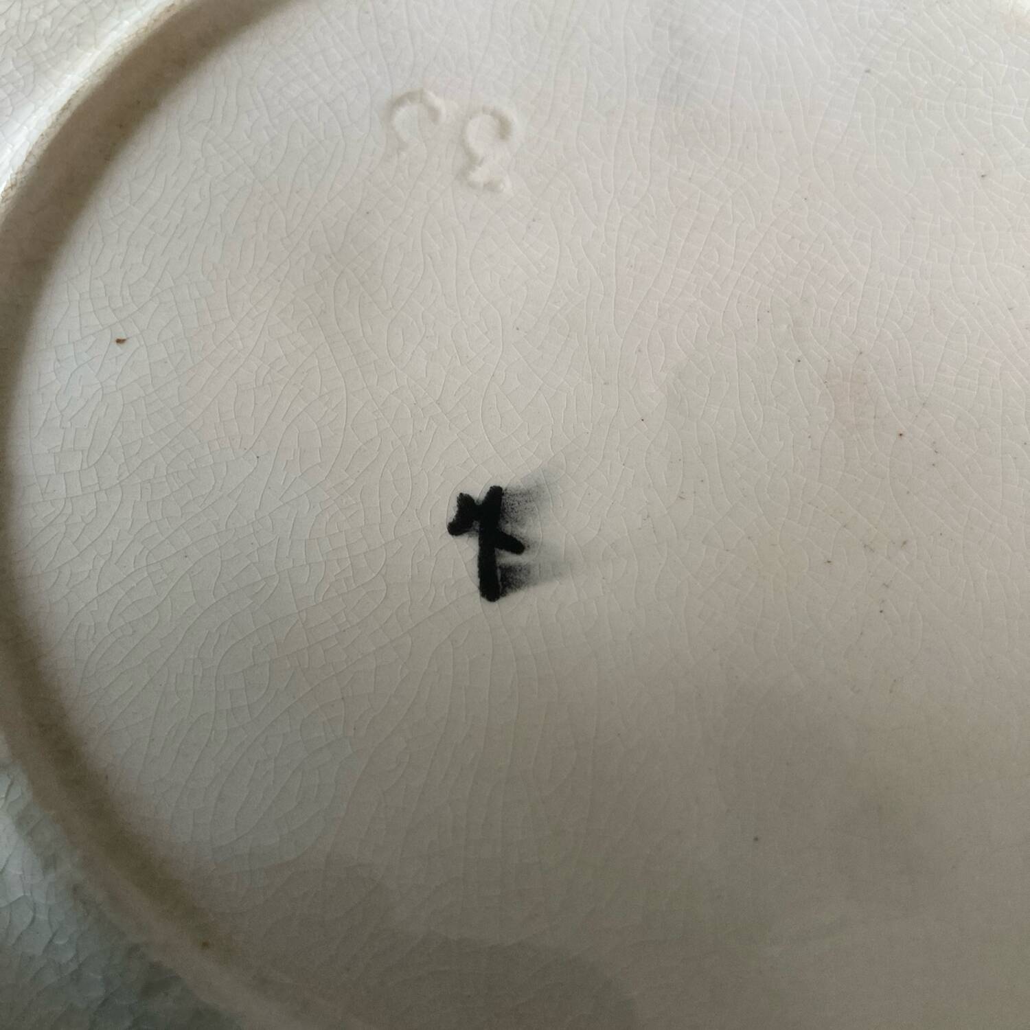 Thistle-decorated barbotine plate