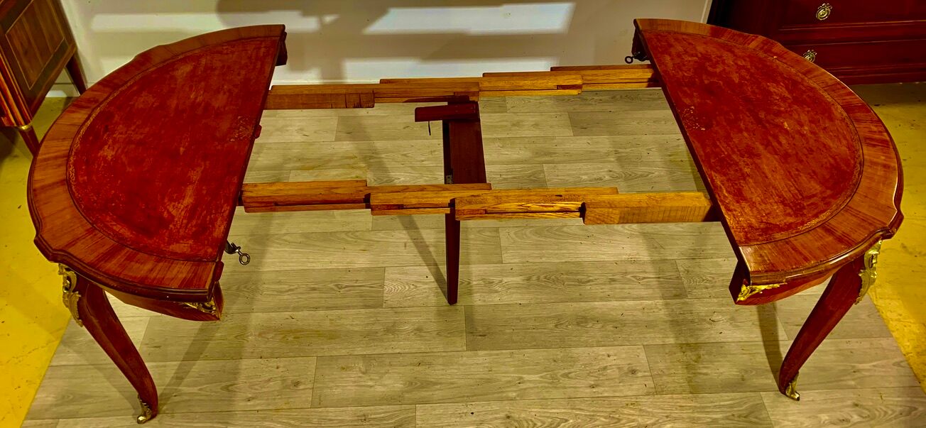 Round table style louis xv, marquetry of rosewood, possibility of extensions.