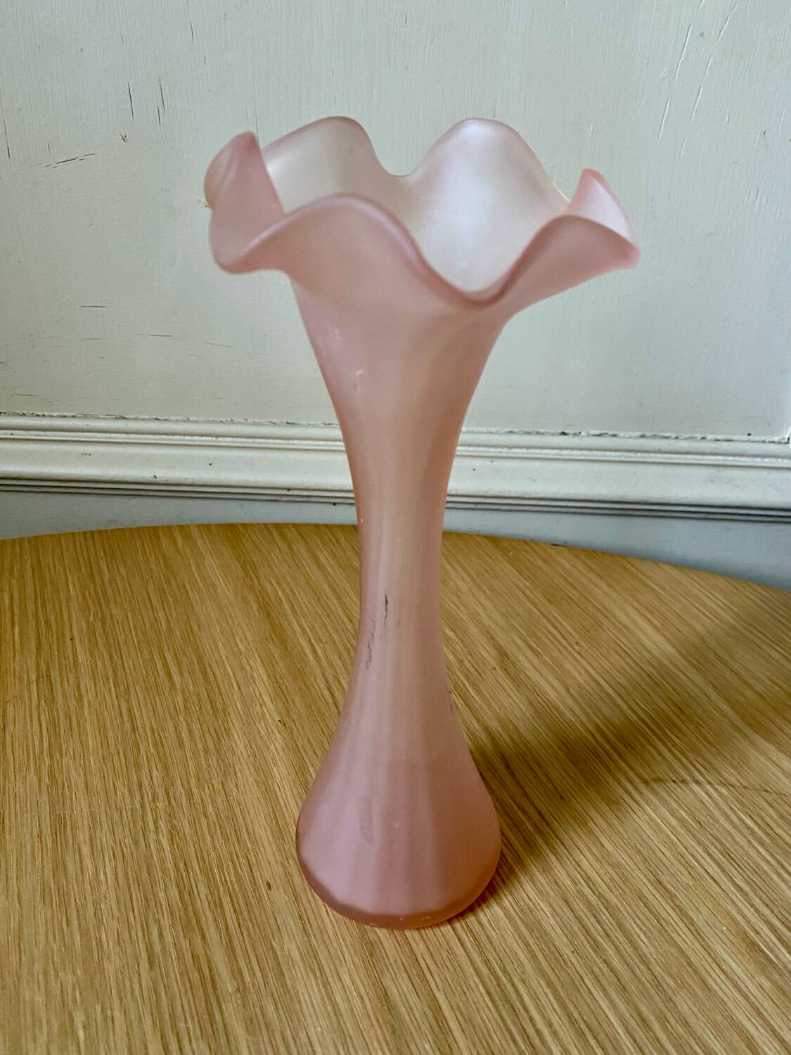Vase en verre poli rose