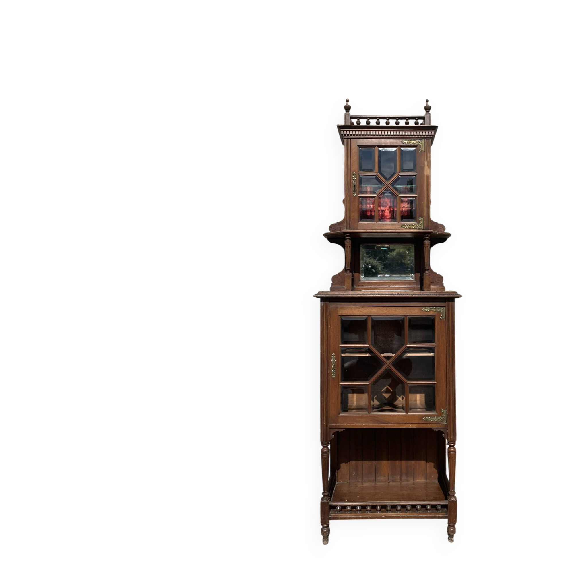 Vitrine en noyer mouluré et sculpté à deux-corps.