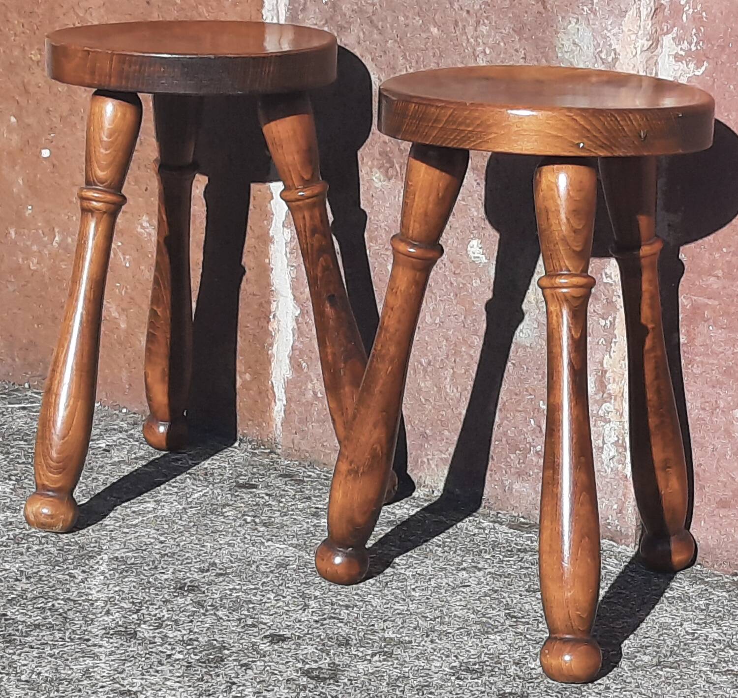 Tabourets bas tripodes, bois massif. (Lot de 2)