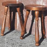 Tabourets bas tripodes, bois massif. (Lot de 2)