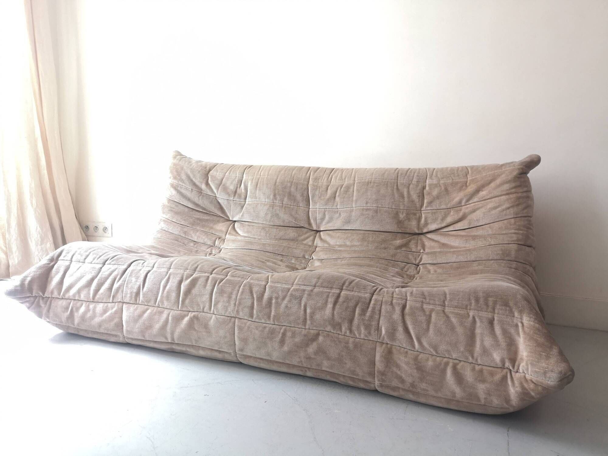 TOGO 3-seater sofa in beige velvet, Ligne Roset edition 1970