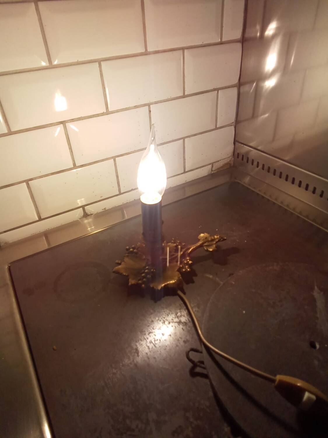 Small hand-held candle holder lamp in vintage gold metal
