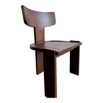 Chaise brutaliste en bois massif rétro