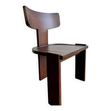 Chaise brutaliste en bois massif rétro