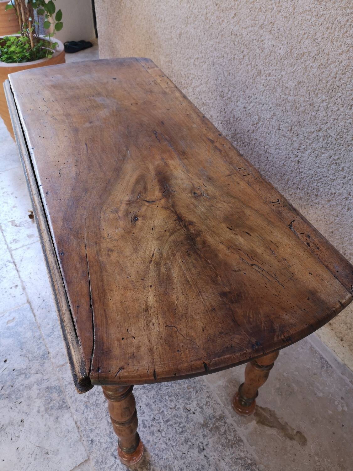 Round solid wood table 4 legs