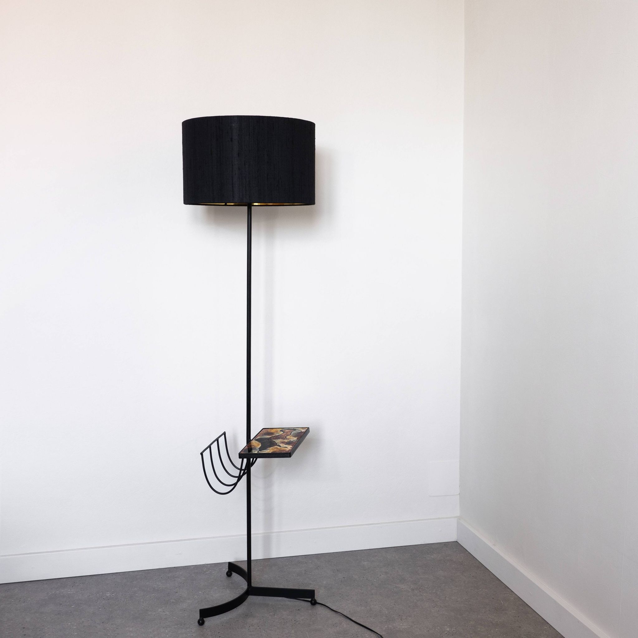 Black metal magazine rack floor lamp with ceramic shelf