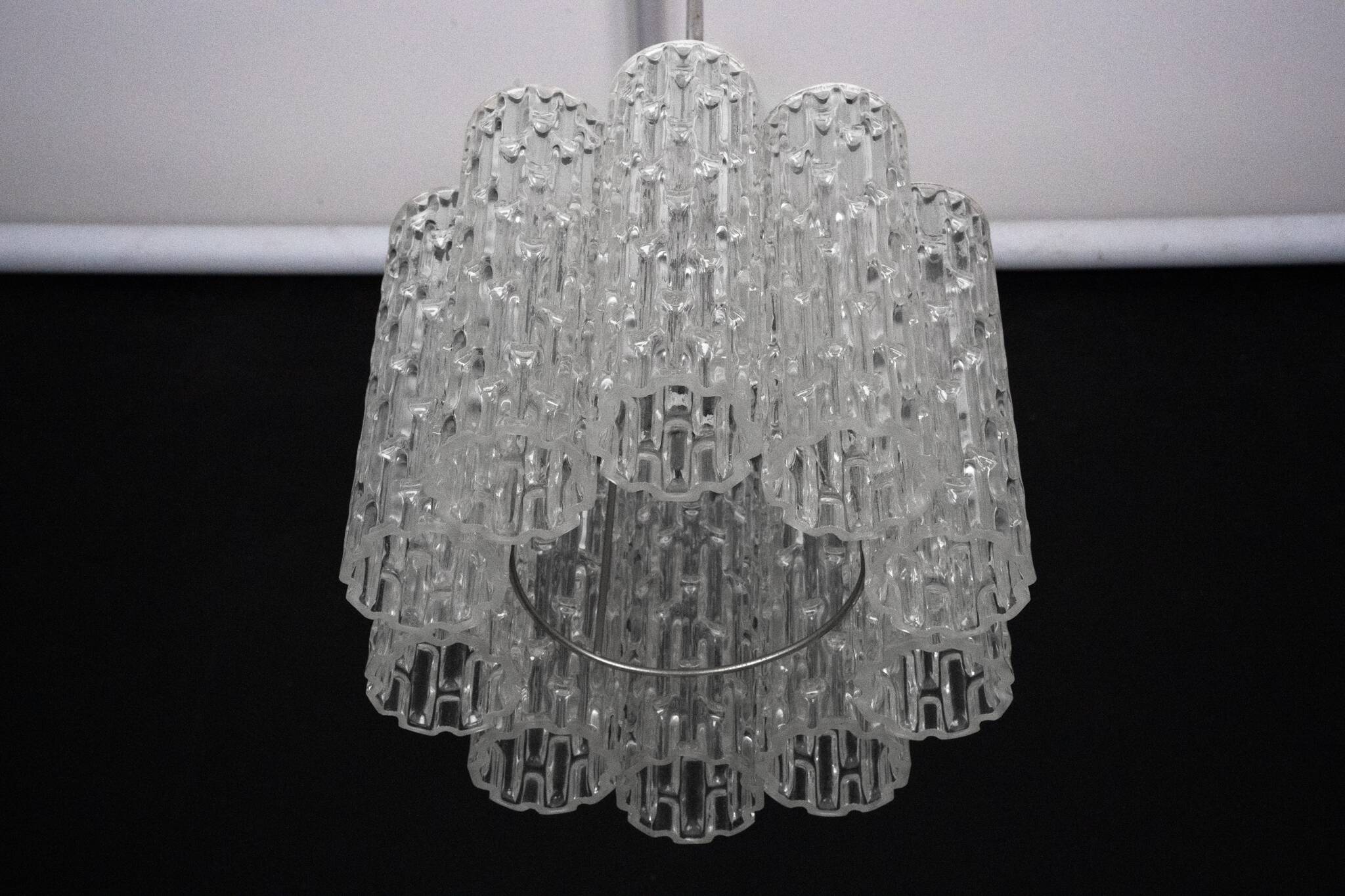 Mid-Century pendant in Murano glass elements and chrome. Italy 1960s