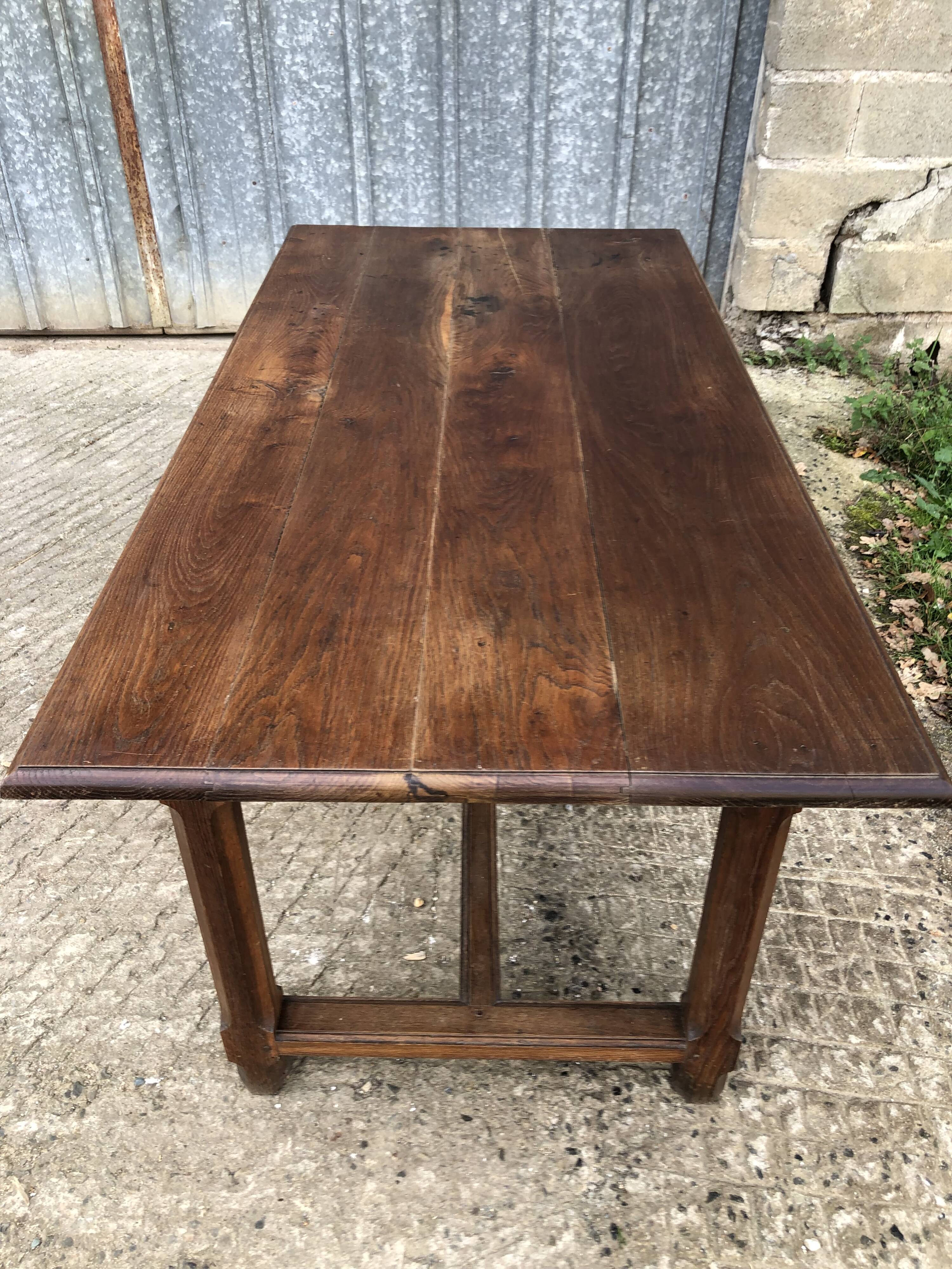 Table ancienne à barre à chat en chêne massif avec 2 tiroirs de face.