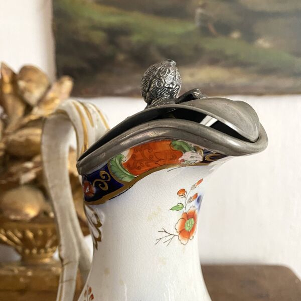 Aiguière ancienne en porcelaine polychrome , Décor orientaliste