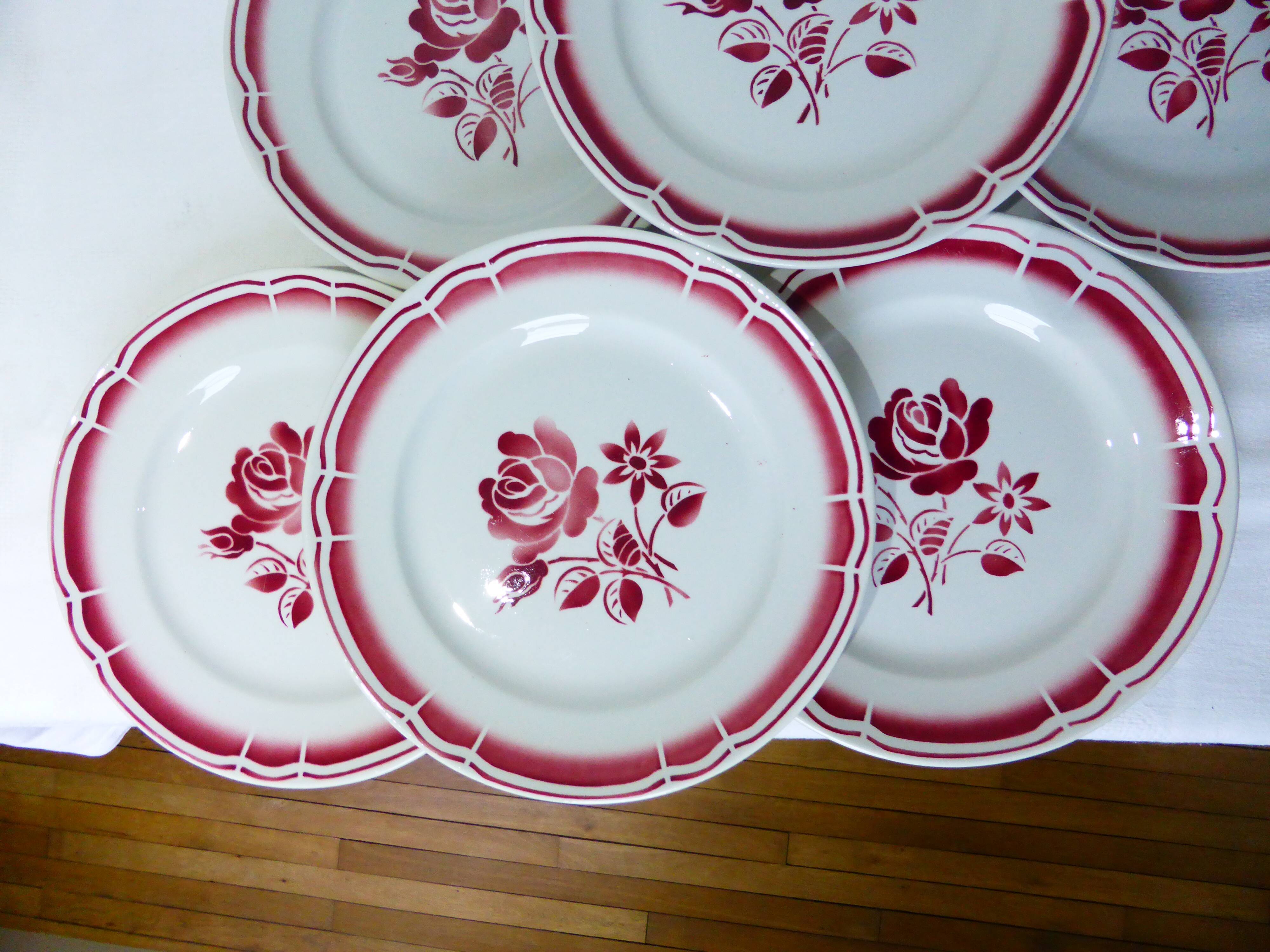 6 flat plates with red flowers