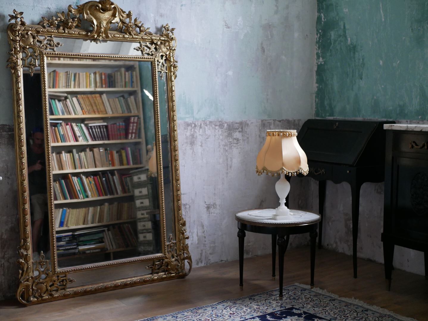 Miroir à parcloses et fronton 180x119cm
