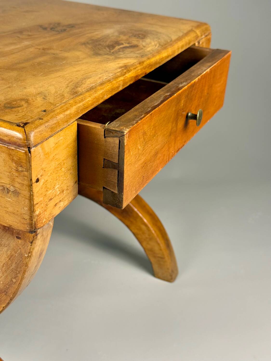 Vintage side table in solid wood with drawer