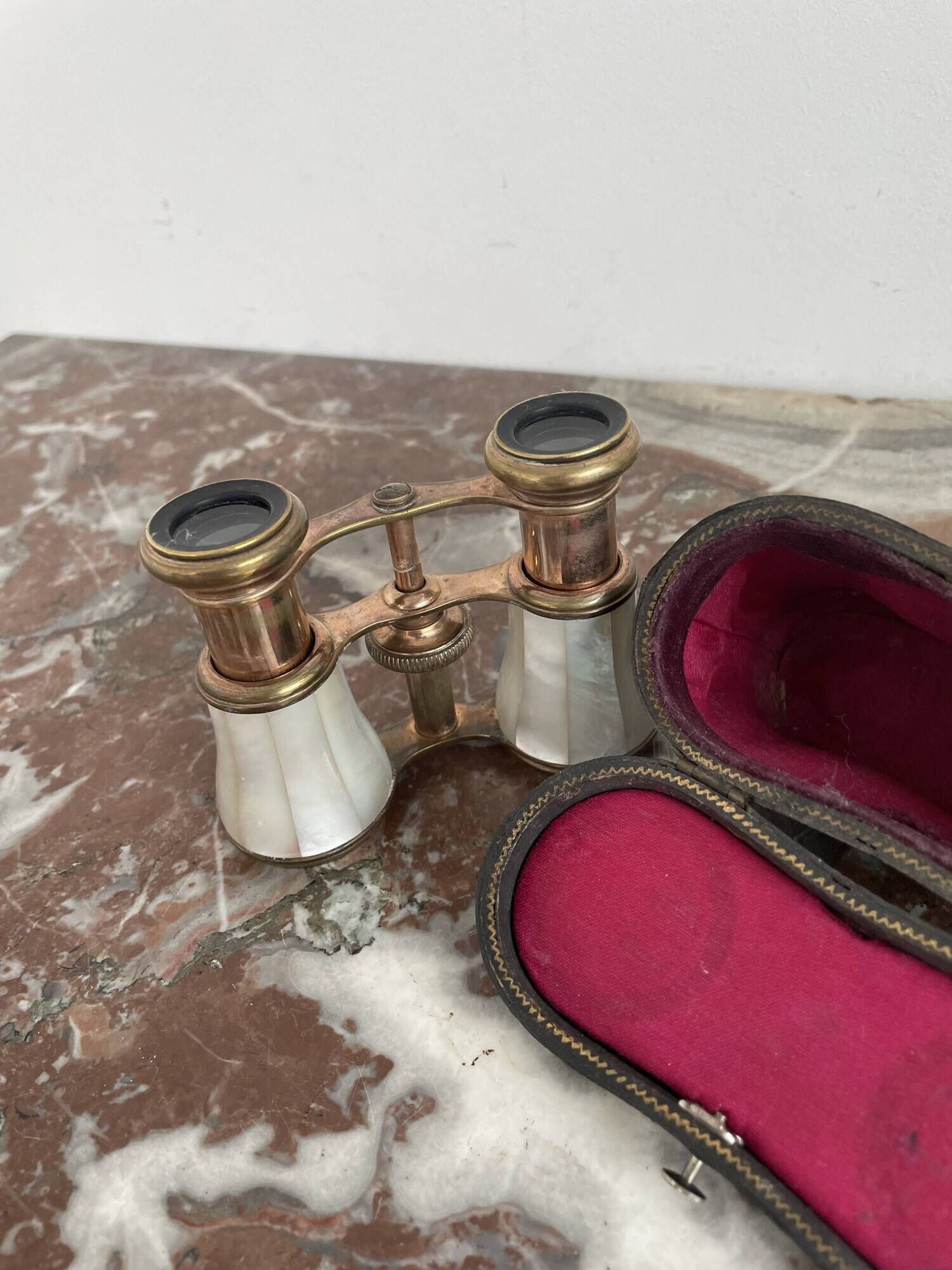 Pair of binoculars, theater, opera, mother-of-pearl, gilded brass, early twentieth century, curiosity object, showcase
