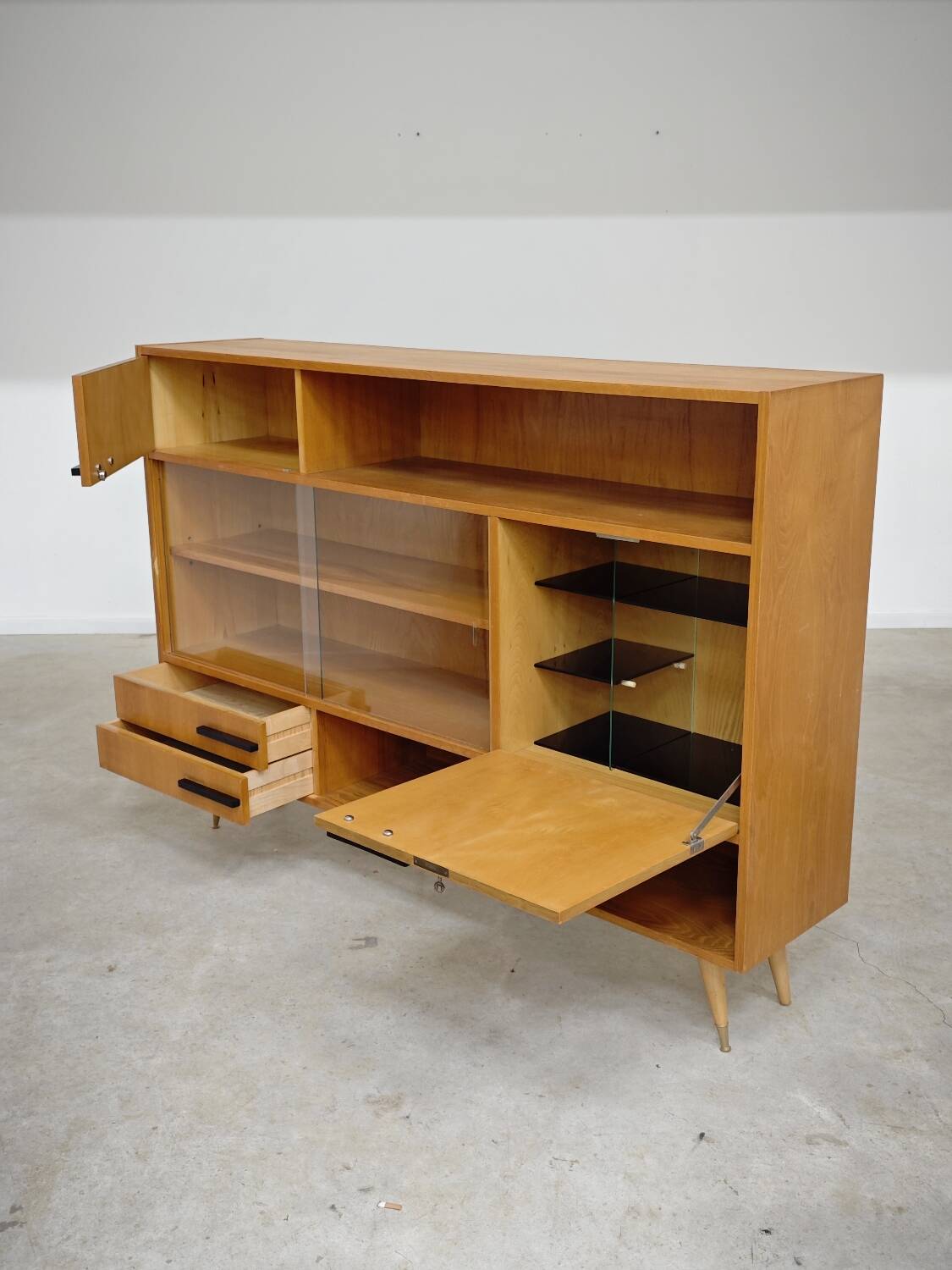 Buffet Vaisselier en bois blond Libena , ex Tchécoslovaquie 1970