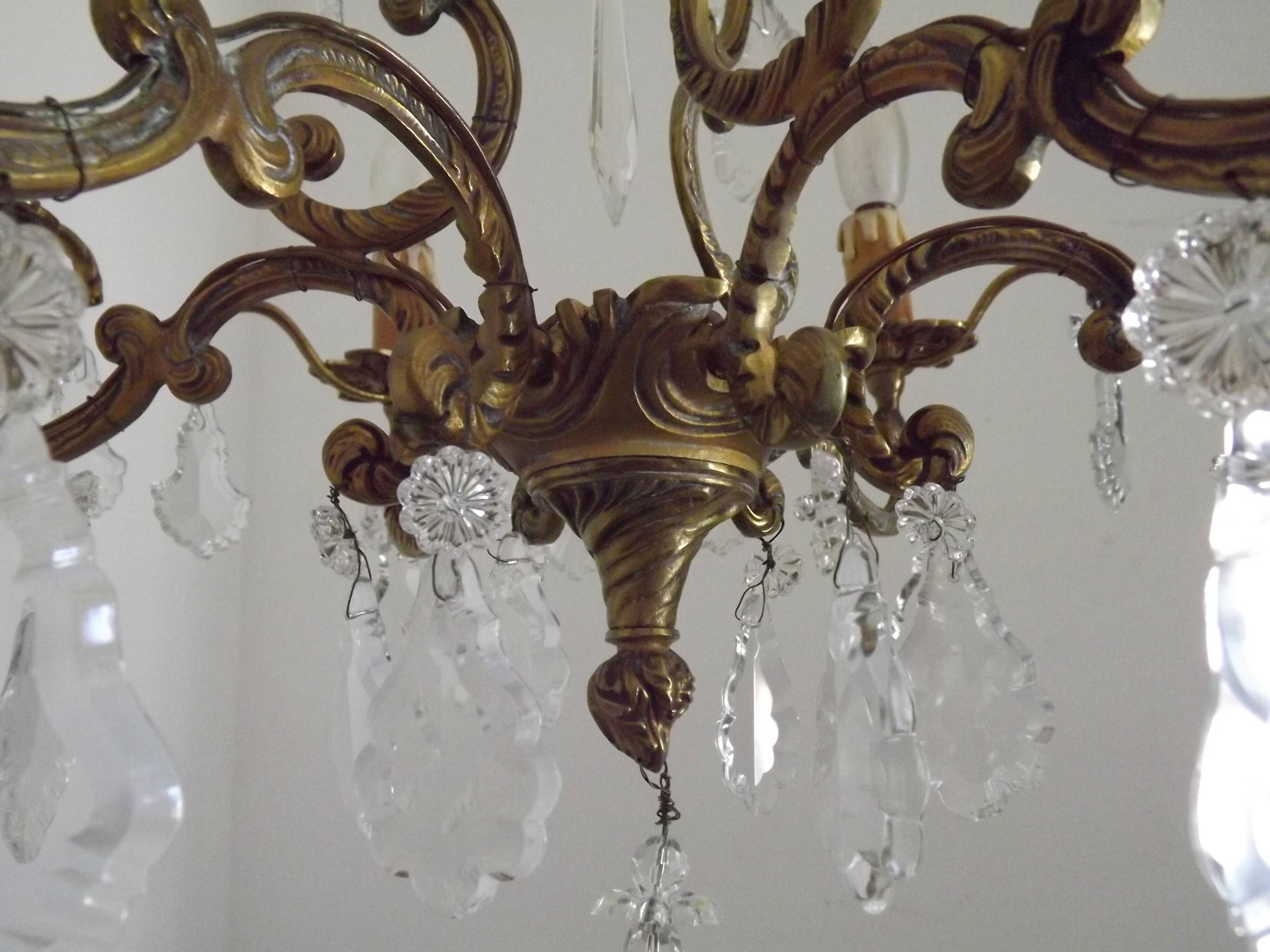 Lustre en bronze à 6 lumières, en cristal, en cage à 3 côtés de style Art Nouveau.