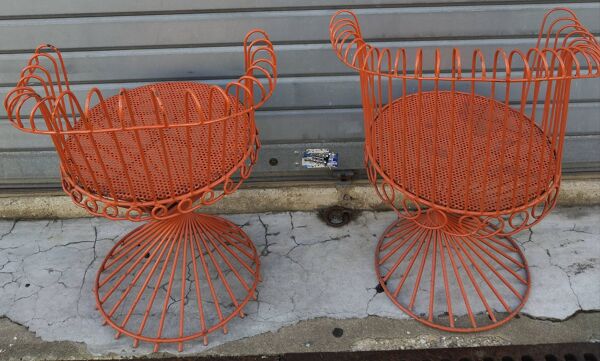 Paire de fauteuils MATÉGOT