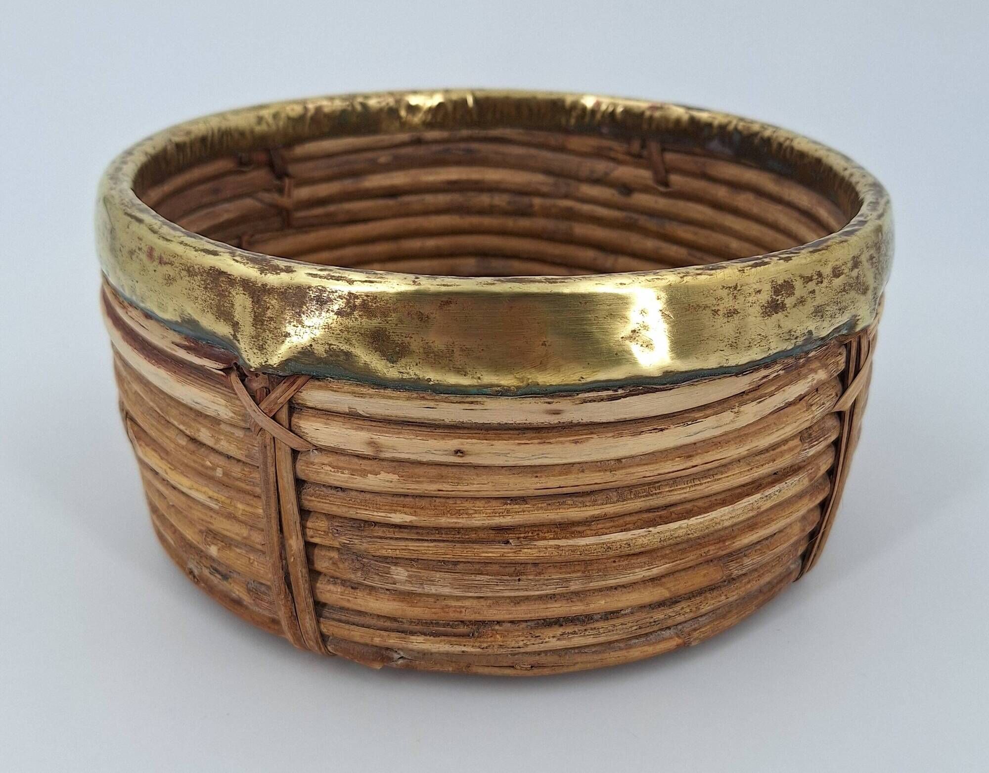 Cache-pot en rotin cerclé de laiton vers 1960 DLG Gabriella Crespi