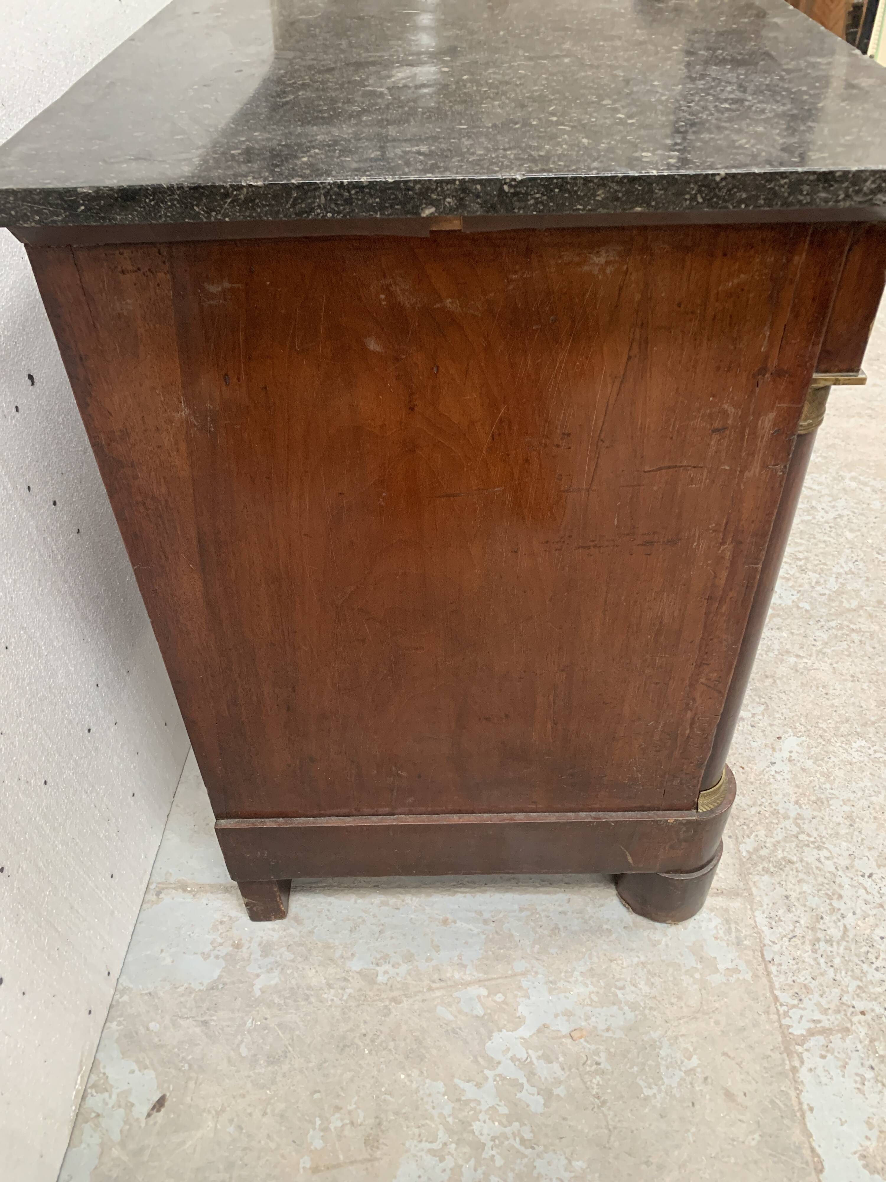Commode Empire en acajou a demi colonnes XIX siècle