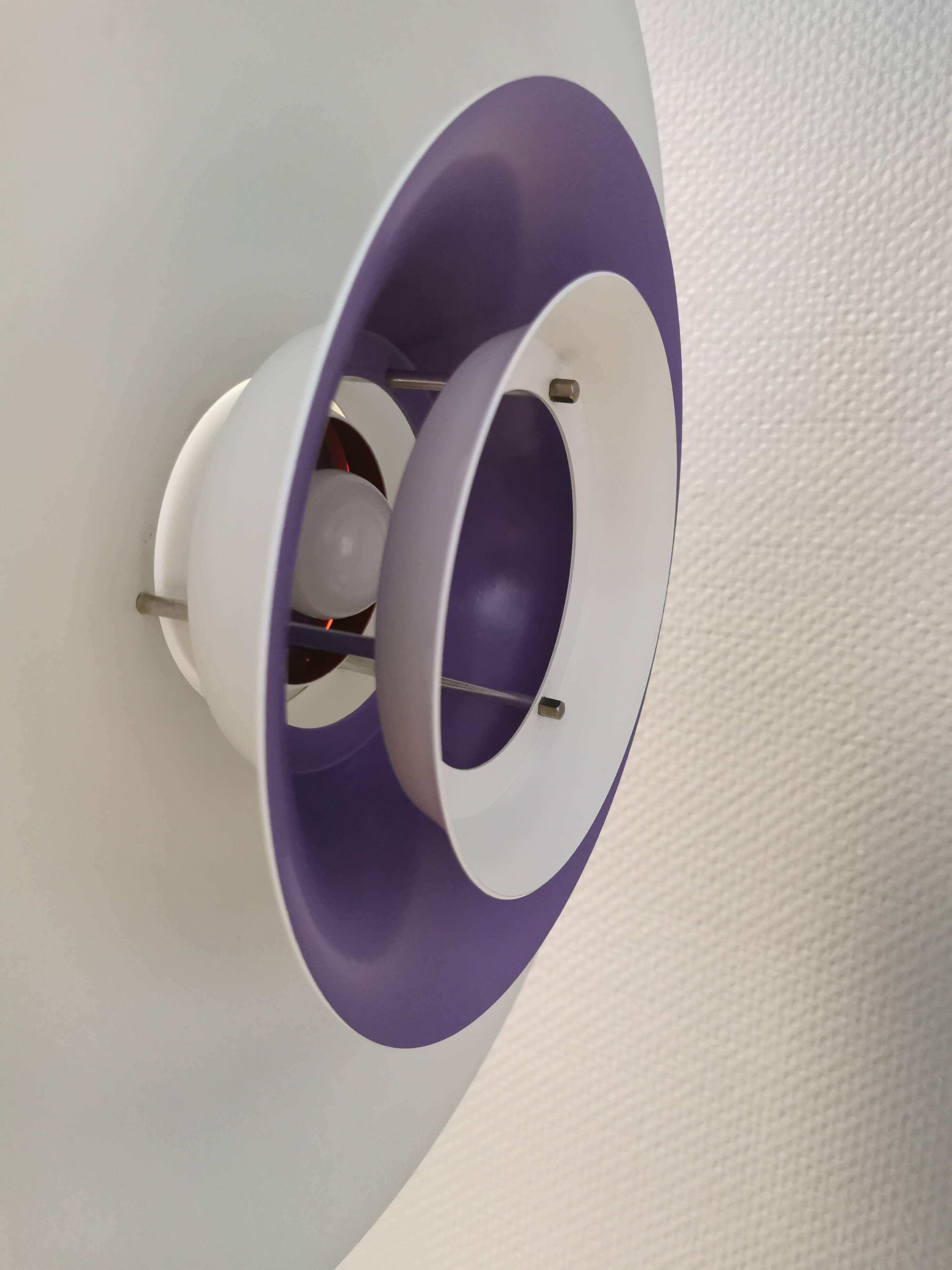 Lampe suspendue années 1970-80 du danois ES Horn, en belle laque blanche avec contraste violet/rouge