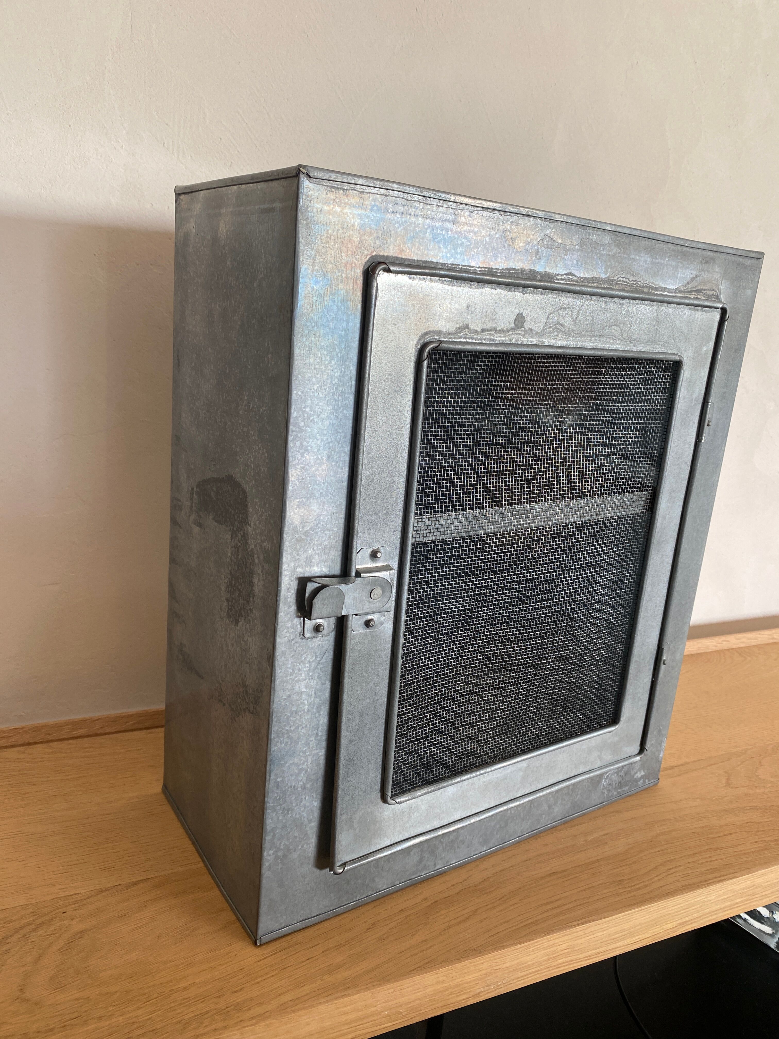 Metal cabinet