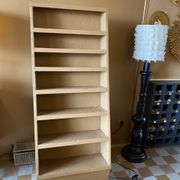 Étagère présentoir inclinée en bois peint