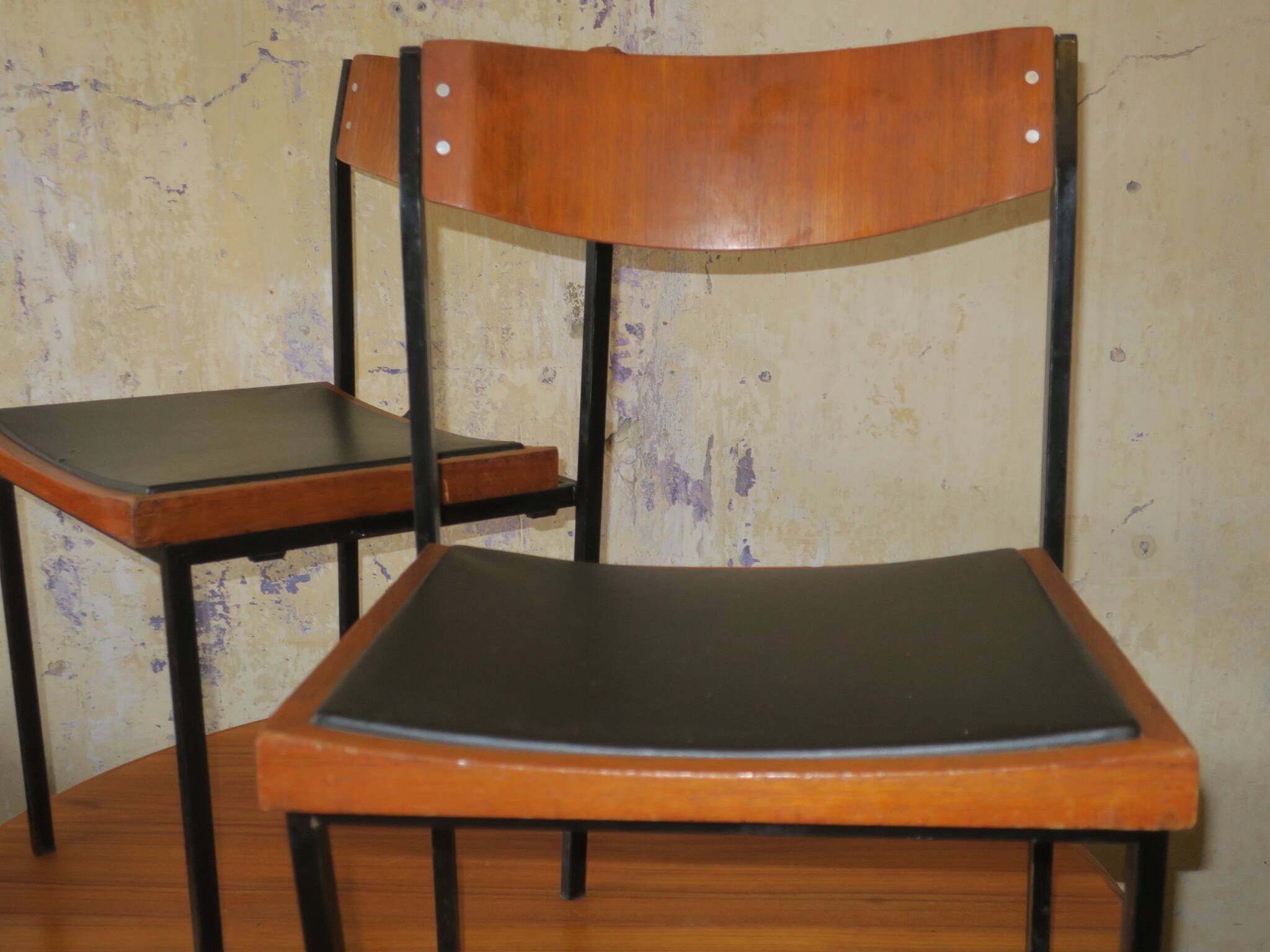 Paire de chaises empilables en teck et fer, années 1960
