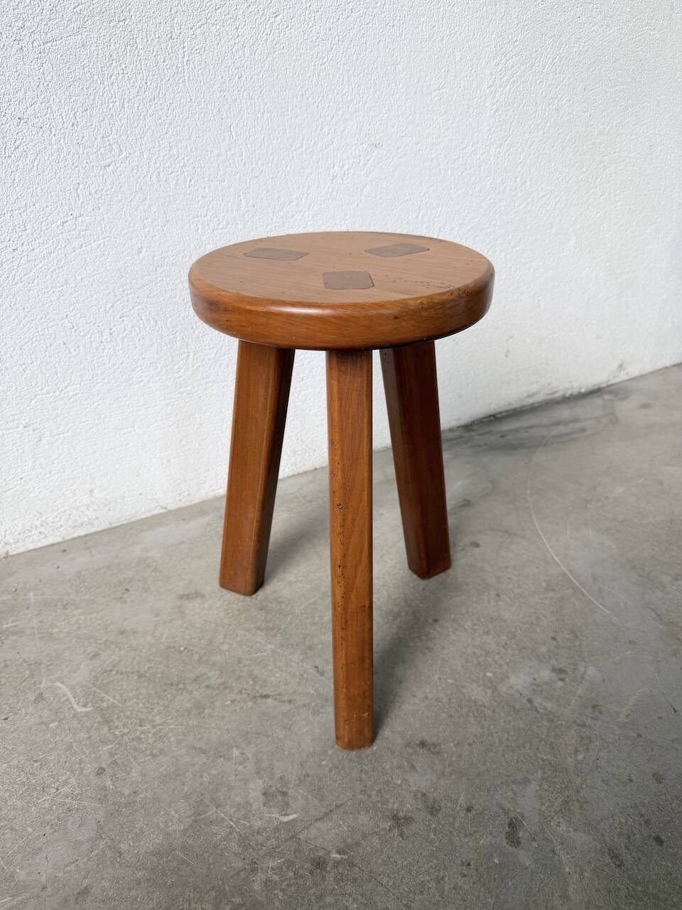 Tripod stool elm