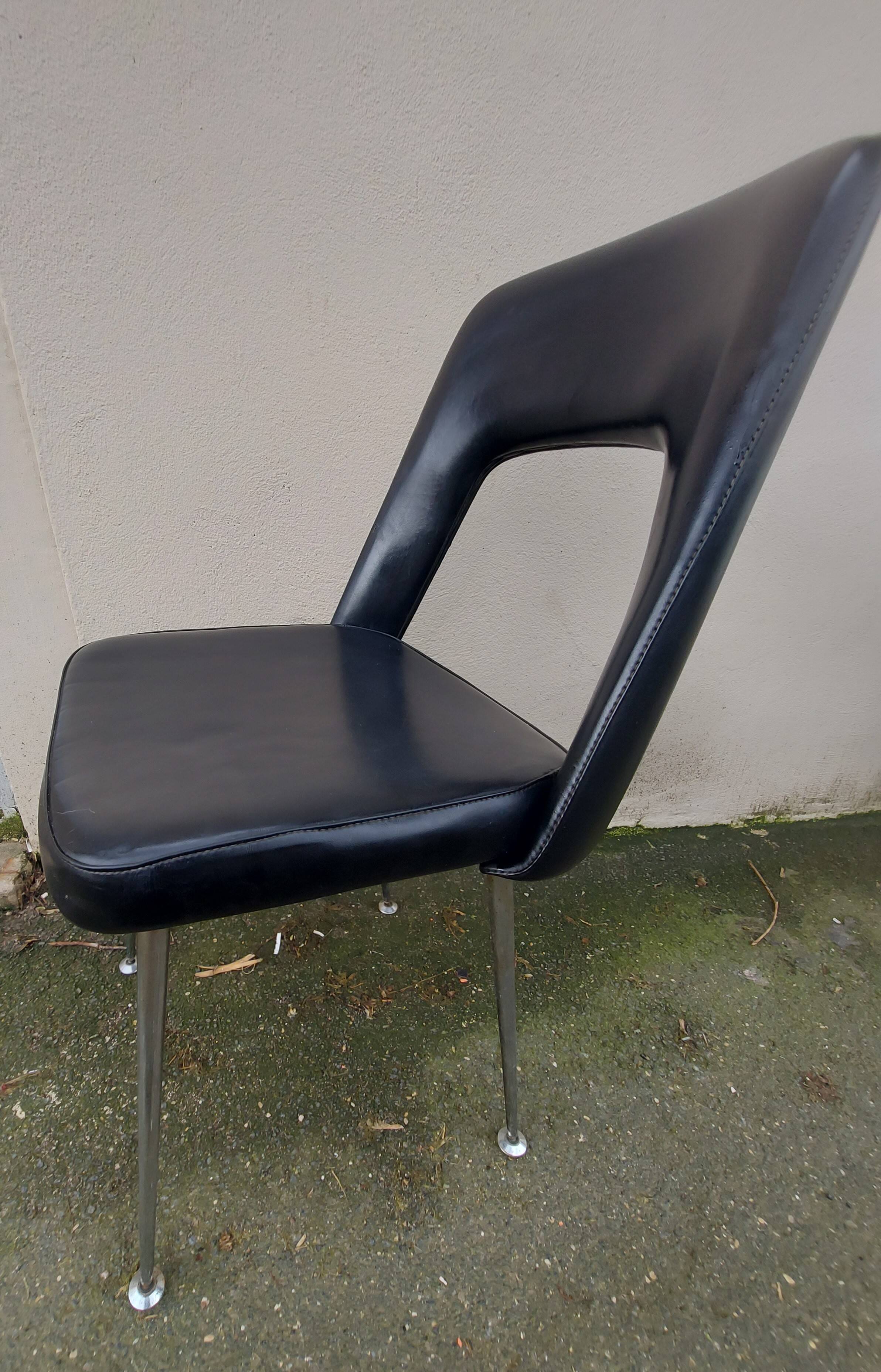 1 chaise noire 1960/70