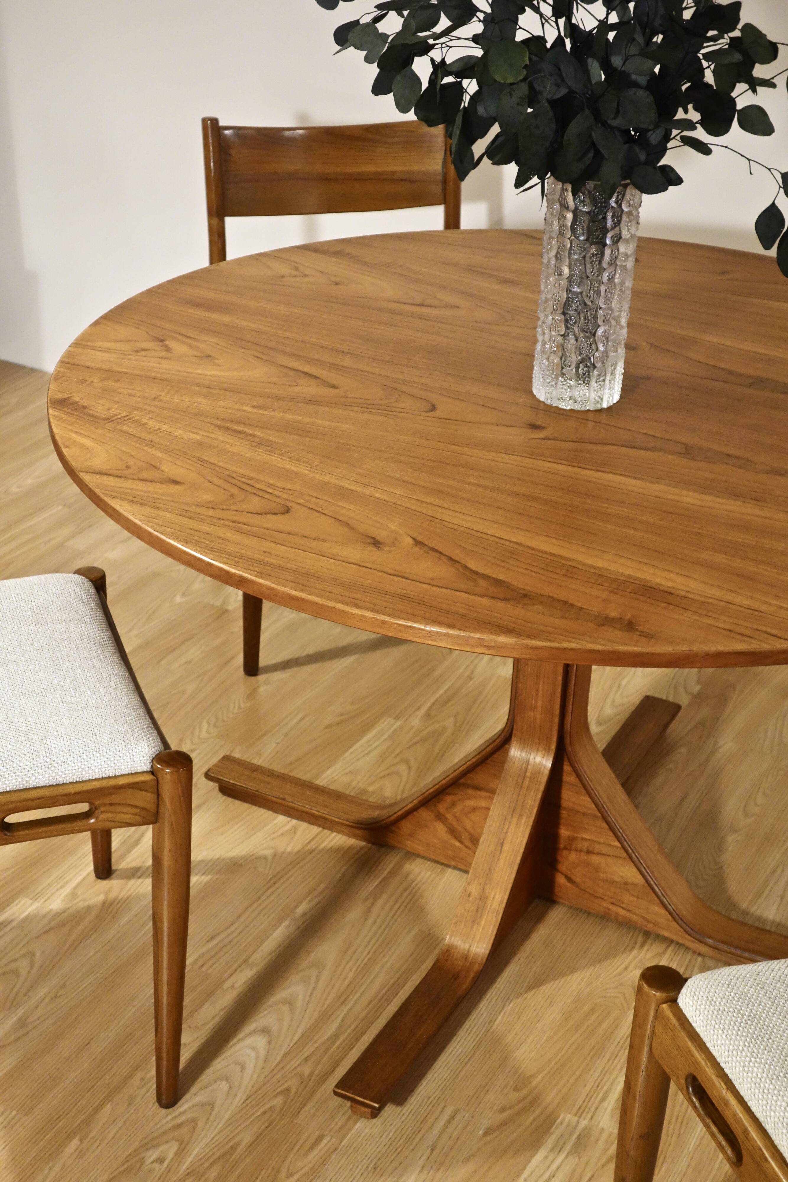 Round dining table "522" by Gianfranco Frattini for Bernini, Italy 1956