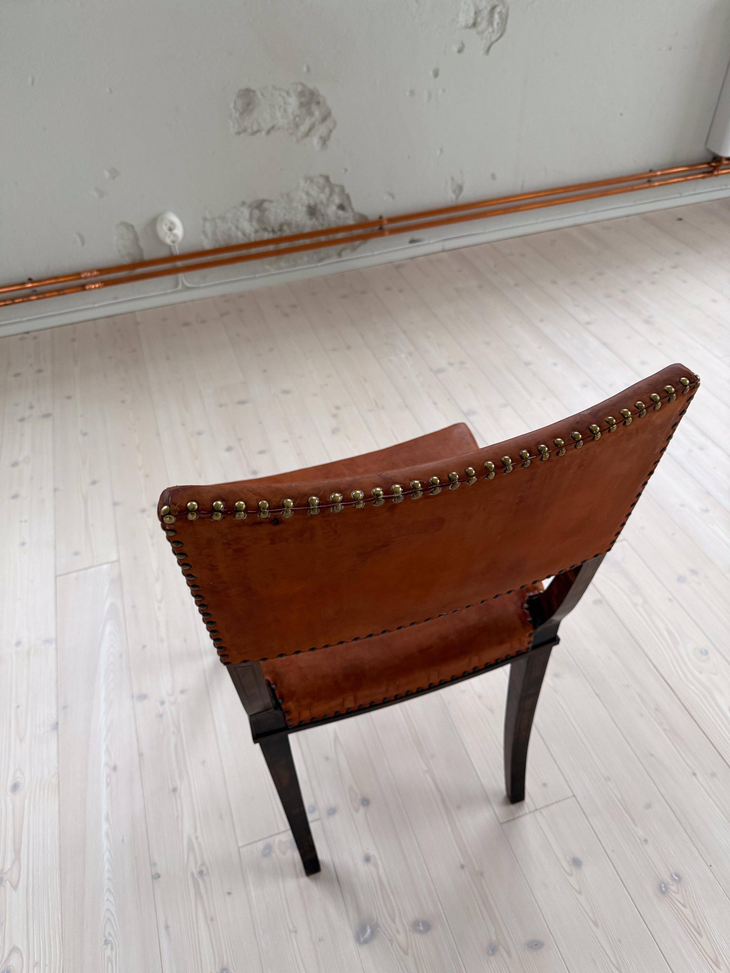 Chaise suédoise Art déco en pin et cuir Carl Bergsten 1929